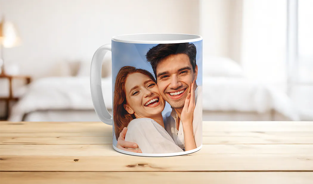 Personalisierte Fototassen von Printerpix|Mama und Baby halten eine benutzerdefinierte Tasse mit Cartoon-Design und Papa-Text von Printerpix|Personalisierte Fototasse mit Bild eines krabbelnden Babys im Tieroverall|Mama und Tochter halten individuell gestaltete Fototassen mit Familienfotos|Küssendes Paar mit personalisierten Tassen mit Text darauf|Personalisierte Fototasse mit deinem eigenen Foto eines Hundes|||||