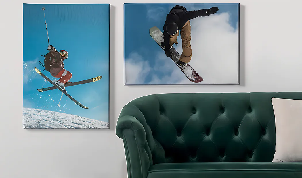 Foto-Leinwand-Display-Paneele von Printerpix|Leinwand-Paneele|Mann und Frau hängen eine Fotoleinwand mit einem Urlaubsfoto auf|Frau hängt drei schwarz-weiße Familienfotoleinwände auf|Mama und vier kleine Kinder sitzen auf dem Sofa vor vier Fotoleinwänden|Paar vor einer blauen Wand mit neun quadratischen Fotoleinwänden|||||