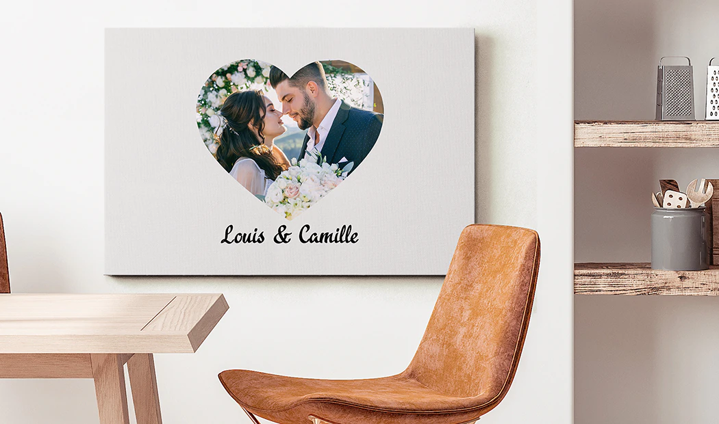 Foto Canvas Display Panels by Printerpix|Canvas Panels|Man and woman hanging a photo canvas with a holiday picture|Woman hanging three black-and-white family photo canvases|Mother and four young children sitting on the sofa in front of four photo canvases|Couple in front of a blue wall with nine square photo canvases|||||