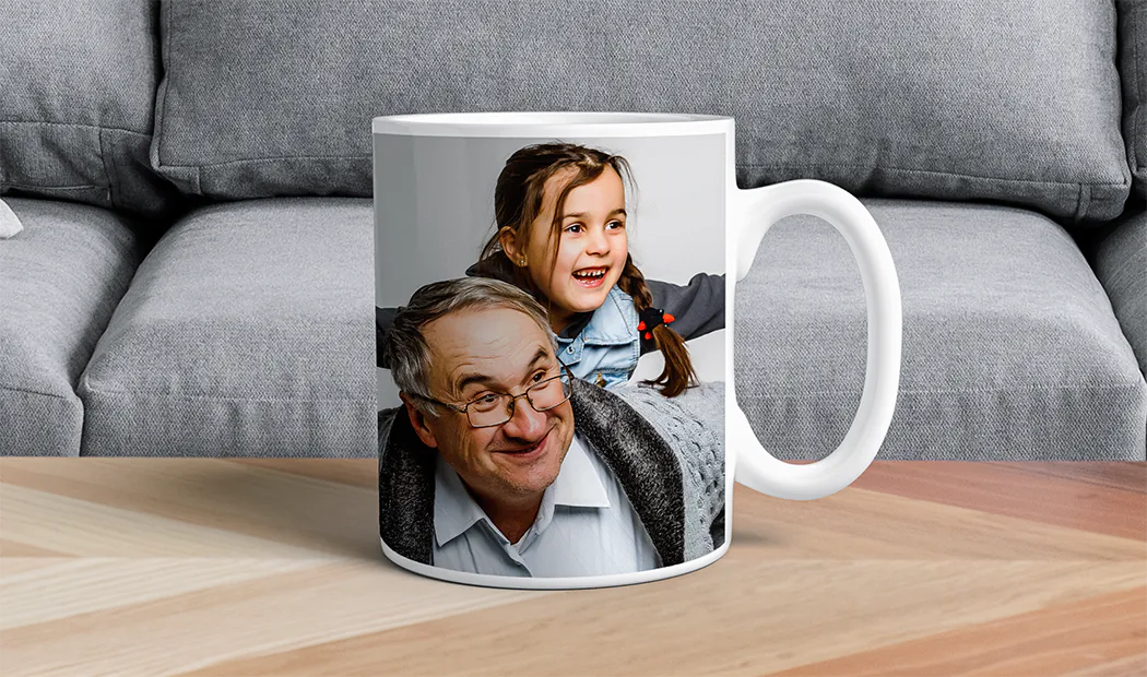 Personalisiertes Fototassen von Printerpix|Mutter und Baby halten eine benutzerdefinierte Tasse von Printerpix mit Cartoon-Design und dem Text "Papa"|Personalisierte Fototasse mit Bild eines krabbelnden Babys in einem Tier-Overall|Mutter und Tochter halten individuell gestaltete Fototassen mit Familienfotos|Küssendes Paar mit personalisierten Tassen mit Text|Personalisierte Fototasse mit deinem eigenen Foto eines Hundes|||||