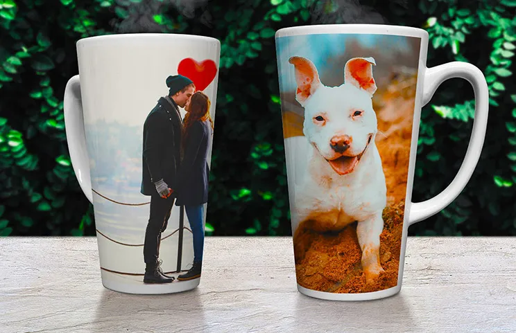 Zwei große weiße Latte-Tassen, individuell gestaltet mit Fotos von Paar und Hund