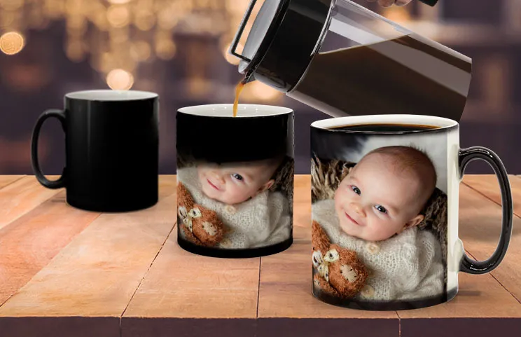 Junger Junge, der eine individuell gestaltete magische Tasse mit einem Foto von sich selbst hält