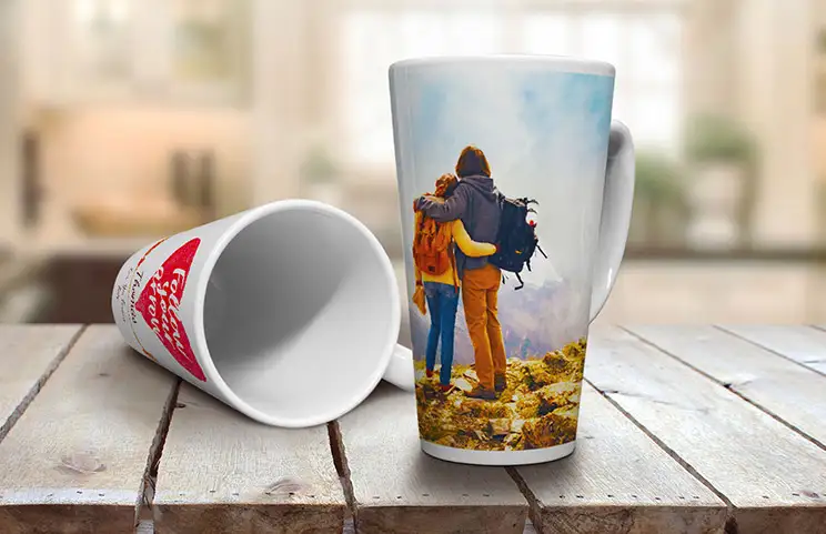 Zwei individuell gestaltete Latte-Tassen mit eigenen Fotos des Paares und einem Zitat