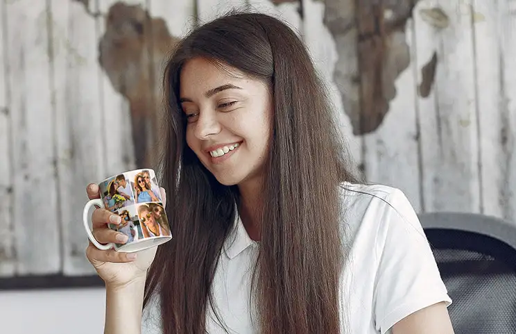 Mädchen hält Tasse mit Fotocollage-Design von Paarfotos