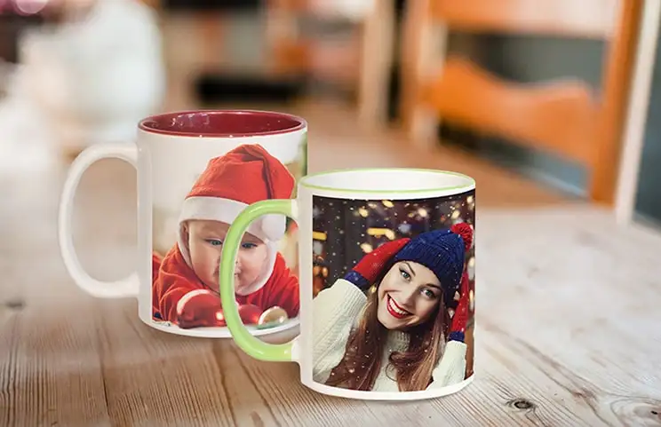 Zwei individuell farbige personalisierte Kaffeetassen mit Familienfotocollage
