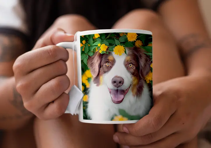 Personalised mug in Germany, featuring a happy Australian Shepherd adorned with yellow flowers.