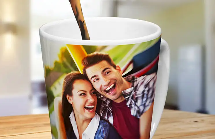 Kaffeetasse mit Foto eines jungen Paares bedruckt