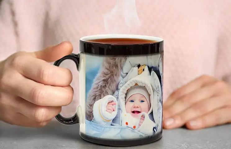 Personalisierte magische Tasse mit enthülltem Foto einer jungen Frau